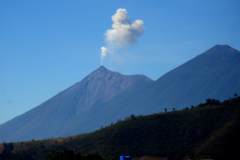 06010701GUANT-Volcan-de-Fuego-raucht
